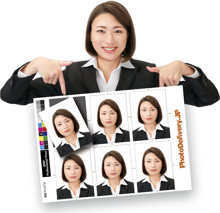 カット済みの証明写真シートを指さす女性